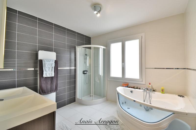 Propriété - 250 m² - 9 pièces