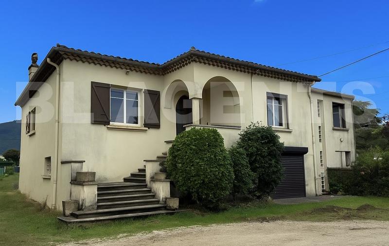 Maison traditionnelle - 241 m² - 9 pièces