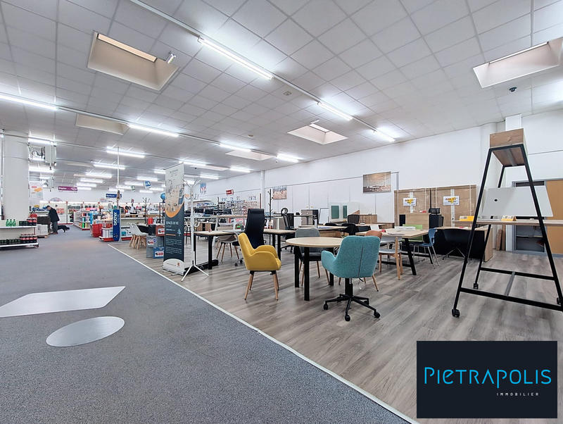 Local commercial - 1 024 m²