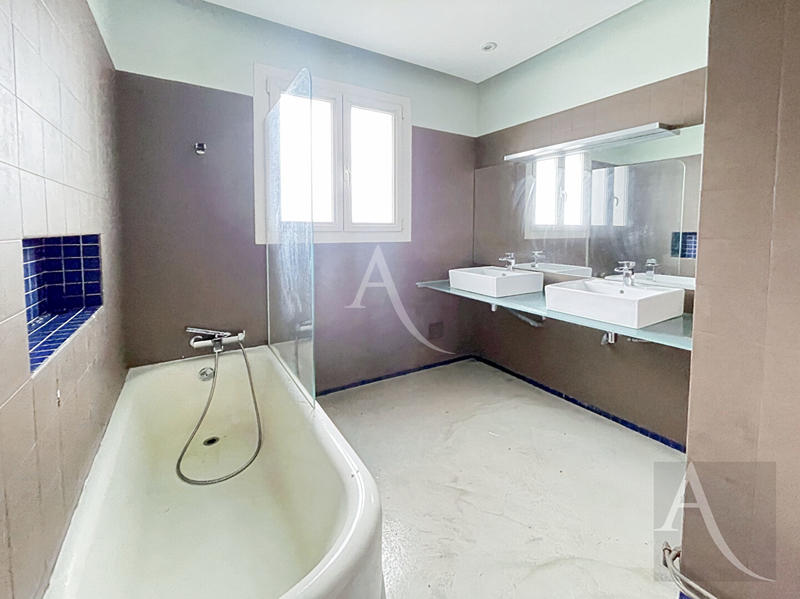 Maison - 170 m² - 8 pièces