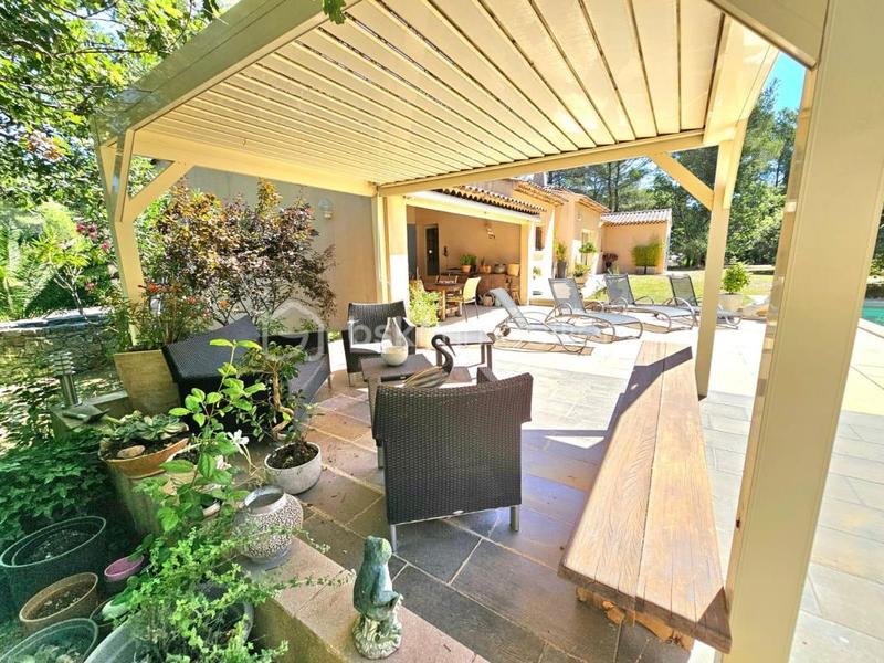 Maison - 210 m² - 6 pièces