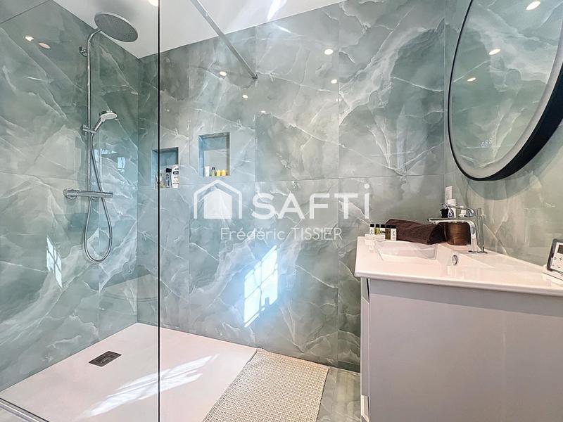 Maison - 220 m² - 8 pièces