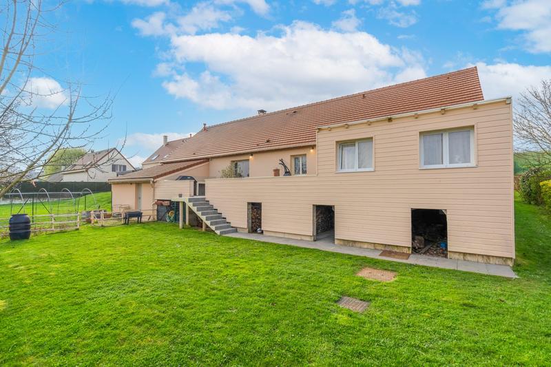 Maison - 999 m² - 255 pièces