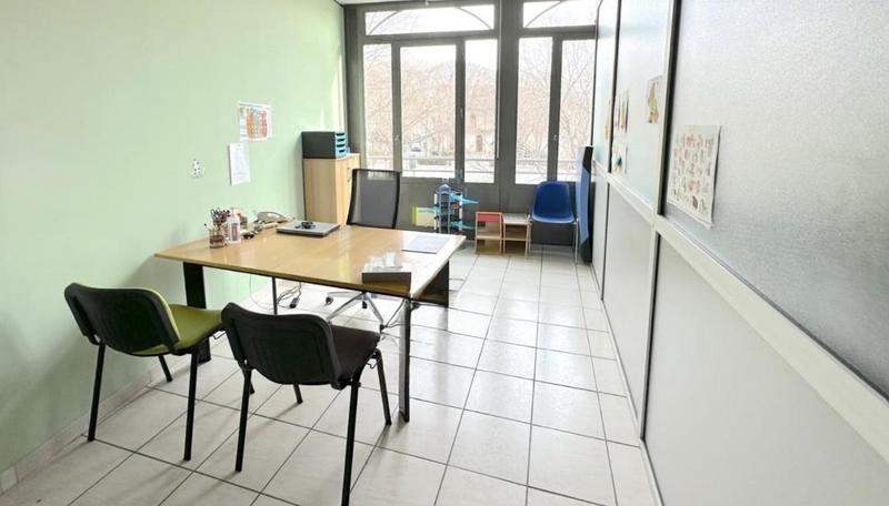 Local commercial - 150 m² - 8 pièces