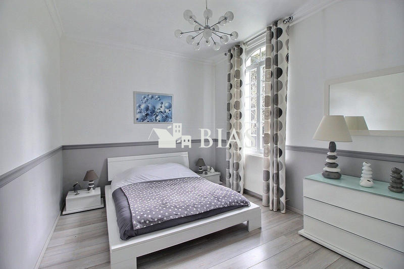 Maison - 225 m² - 8 pièces