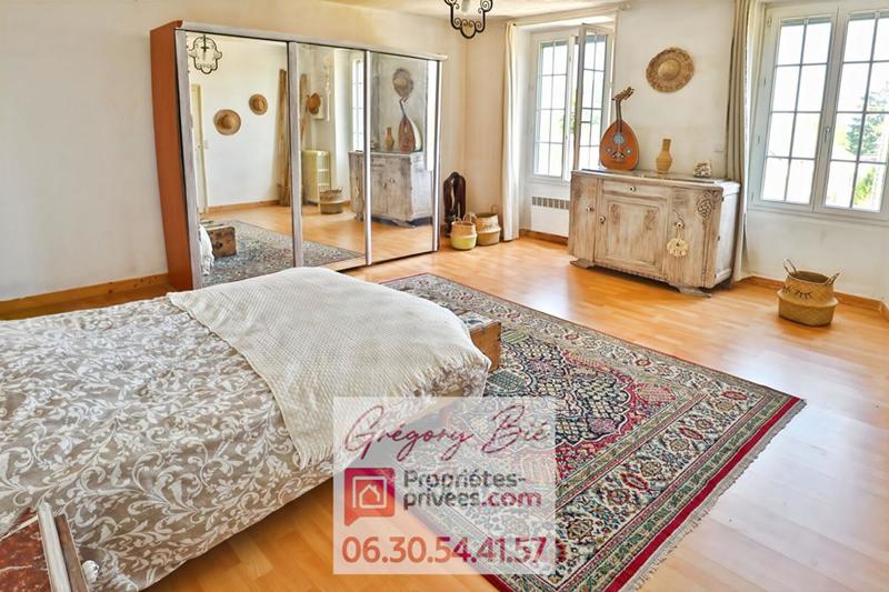 Propriété - 241 m² - 7 pièces