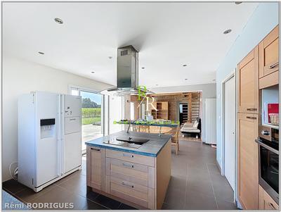 Maison - 213 m² - 9 pièces