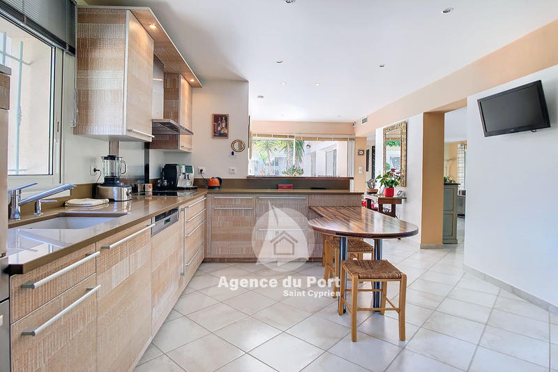 Villa - 221 m² - 9 pièces