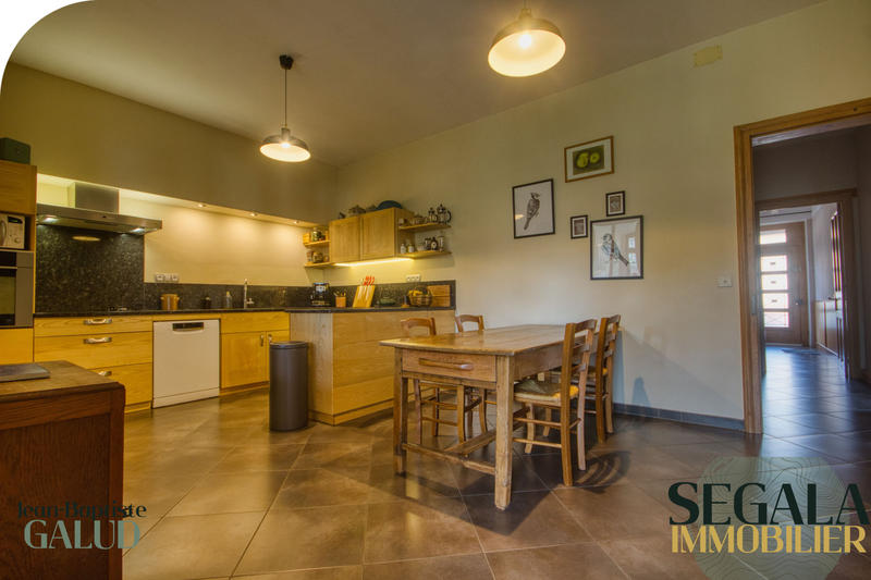 Maison - 210 m² - 6 pièces