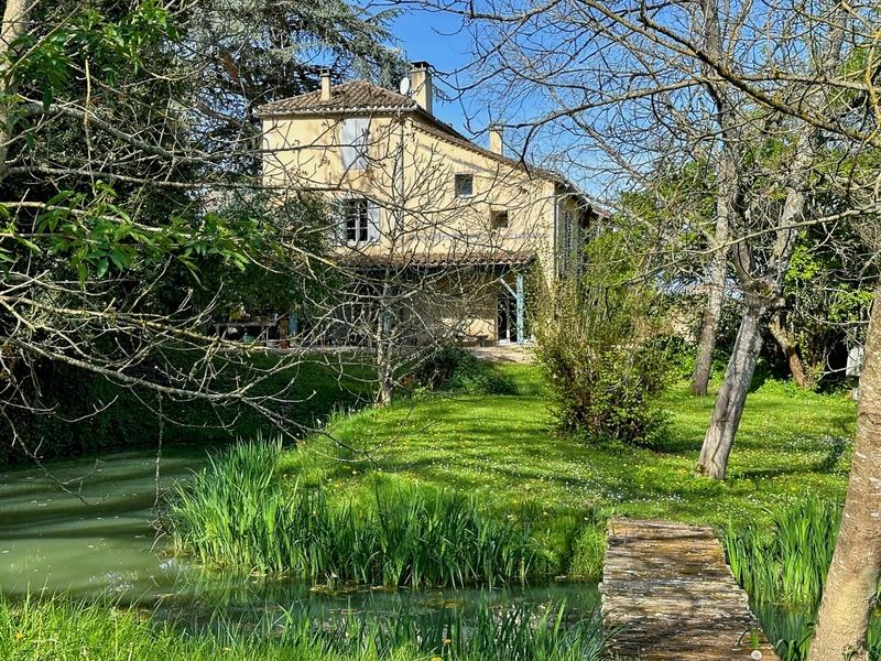 Maison en pierre - 222 m² - 9 pièces