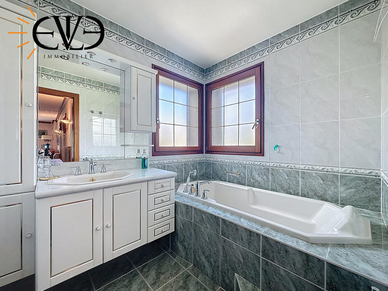 Villa - 234 m² - 7 pièces