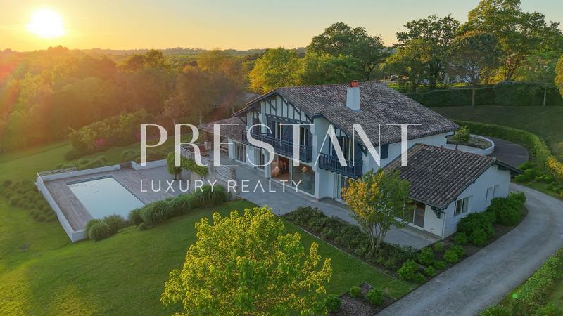 Maison - 482 m² - 12 pièces