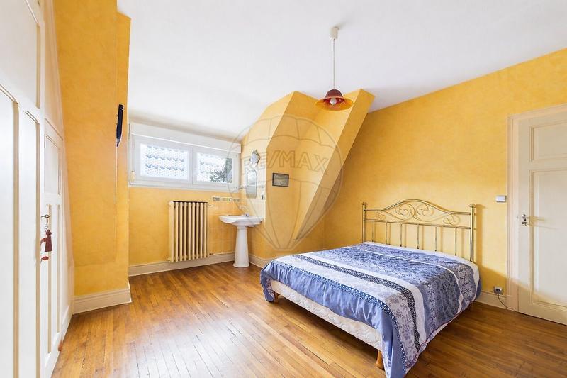 Maison - 210 m² - 10 pièces