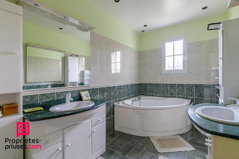 Maison - 250 m² - 8 pièces