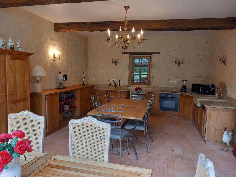 Maison - 360 m² - 8 pièces