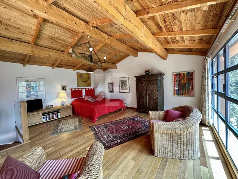 Maison - 260 m² - 11 pièces