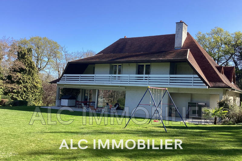 Maison - 250 m² - 10 pièces