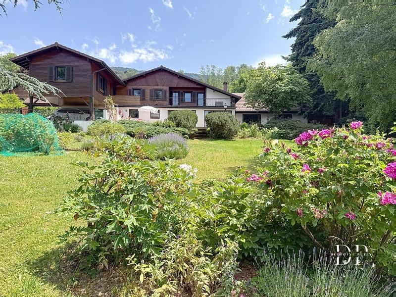 Maison - 259 m² - 5 pièces