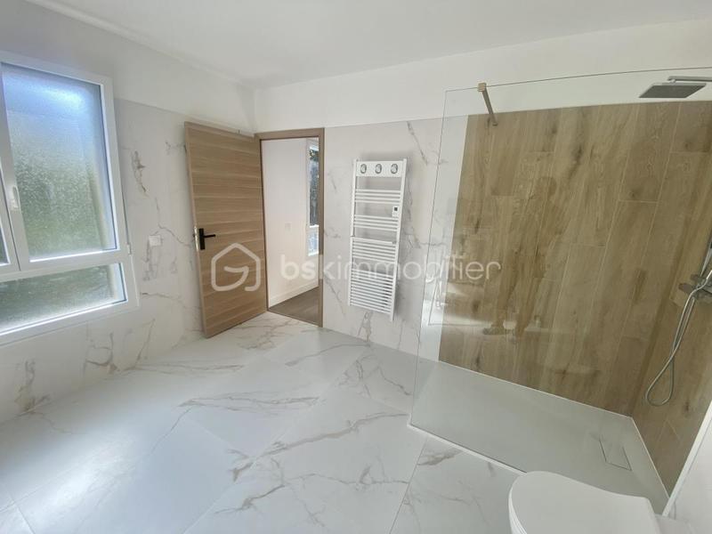 Maison - 233 m² - 7 pièces