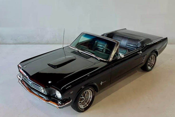 Ford Mustang V8 Triple Black Cab