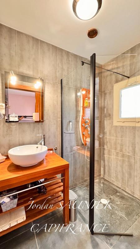 Propriété - 305 m² - 8 pièces