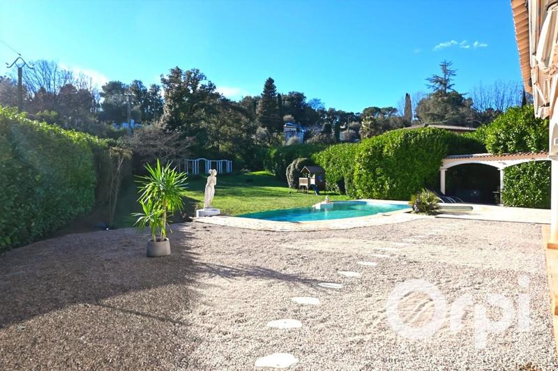 Villa - 243 m² - 6 pièces