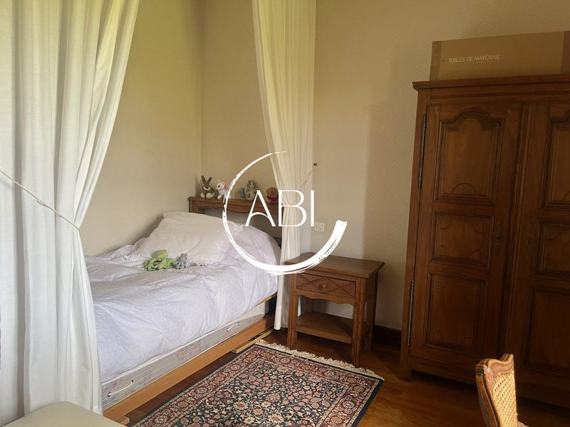 Maison - 230 m² - 8 pièces