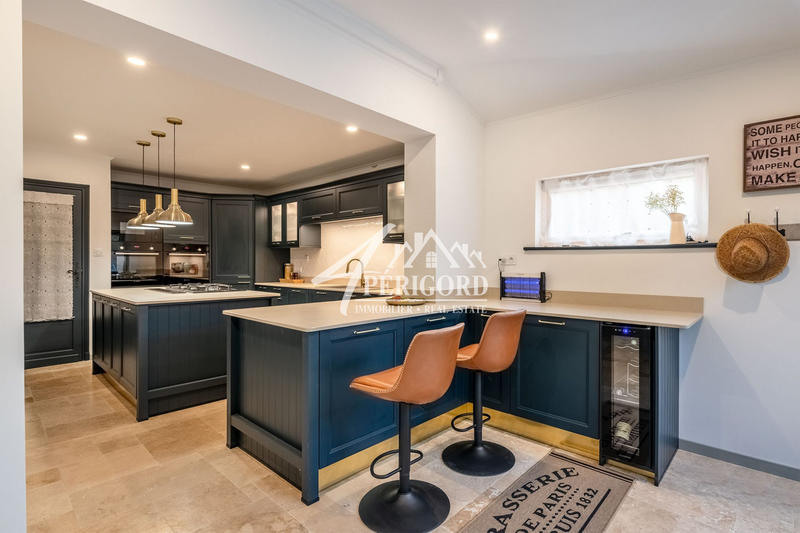 Maison traditionnelle - 227 m² - 10 pièces