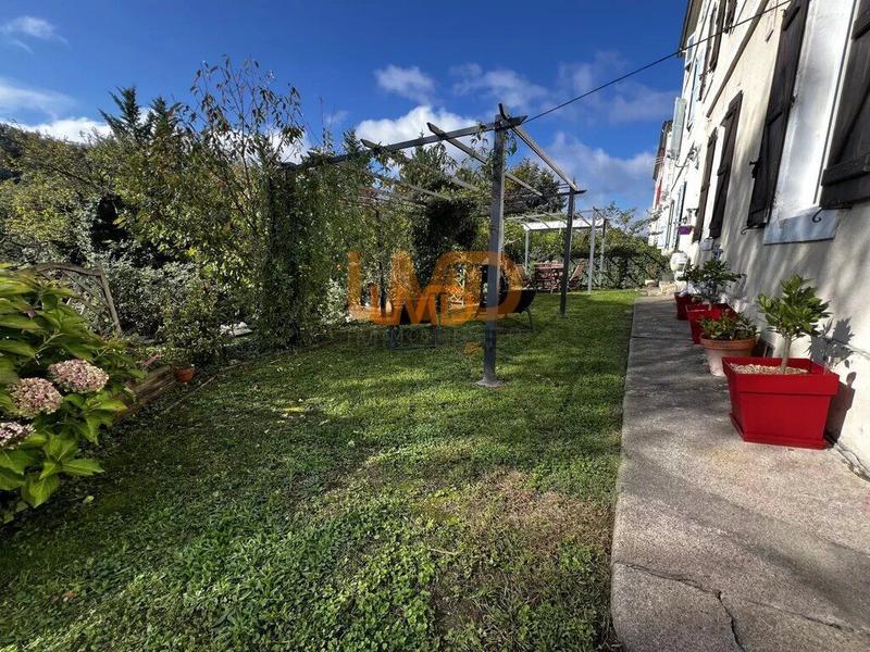 Propriété - 245 m² - 9 pièces