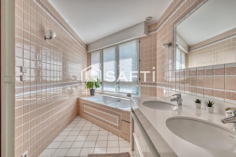 Maison - 204 m² - 7 pièces