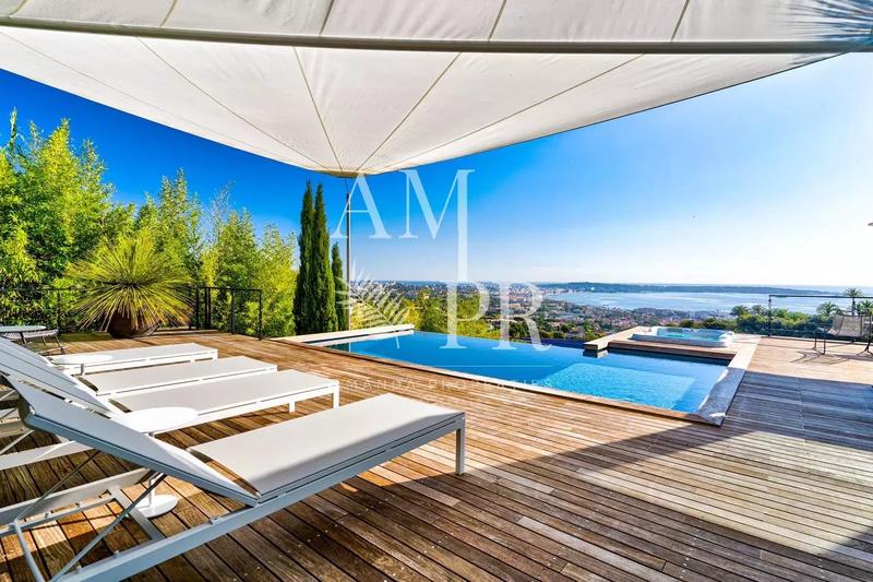 Villa - 300 m² - 8 pièces