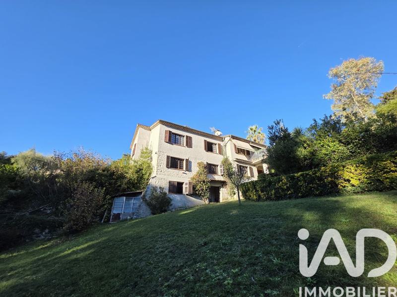 Maison - 295 m² - 9 pièces