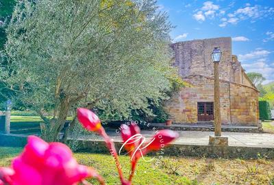 Maison - 2 524 m² - 50 pièces