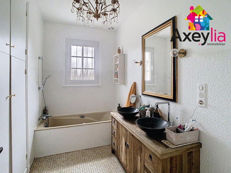 Maison - 214 m² - 8 pièces