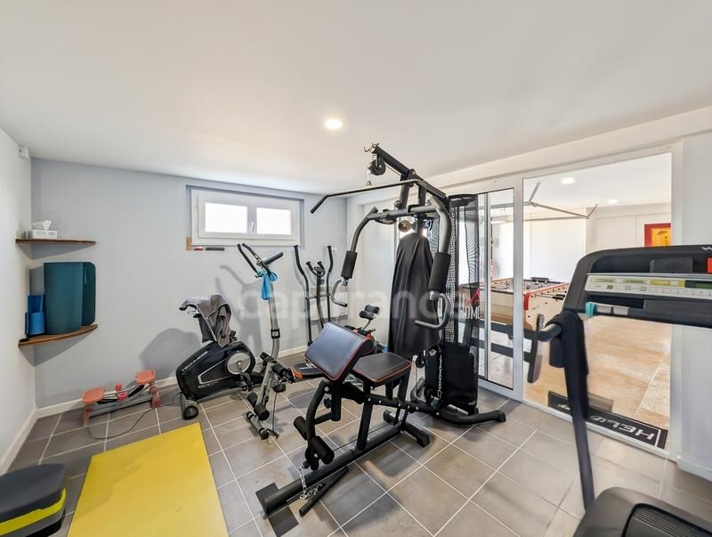 Maison - 184 m² - 9 pièces