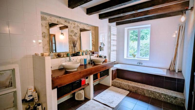 Propriété - 237 m² - 6 pièces