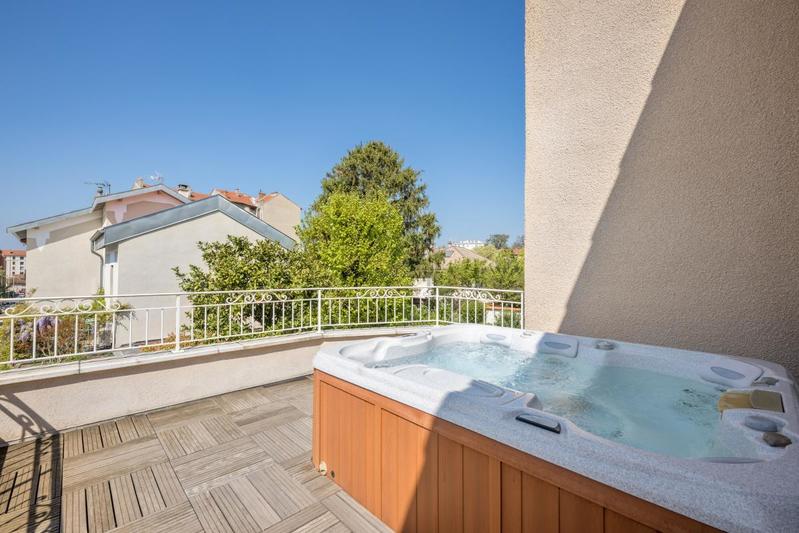 Maison - 245 m² - 7 pièces