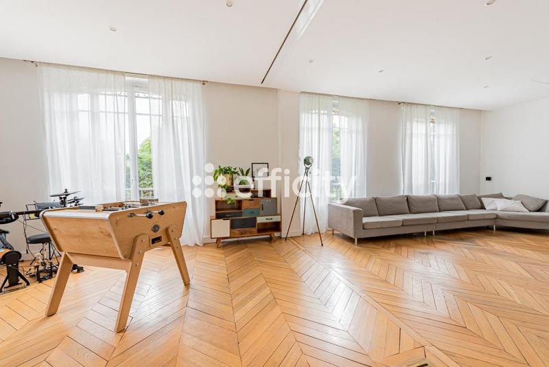 Maison - 232 m² - 9 pièces