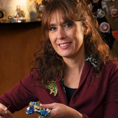 Exposition - les Reliques des contes perlés - la maison du Père Castor