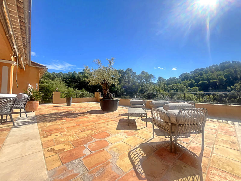 Maison - 230 m² - 6 pièces