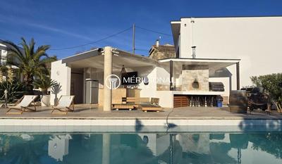 Maison - 460 m² - 6 pièces