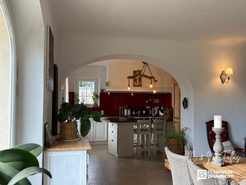 Maison - 205 m² - 9 pièces