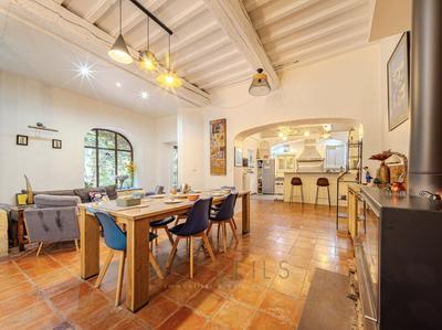 Maison - 360 m² - 10 pièces