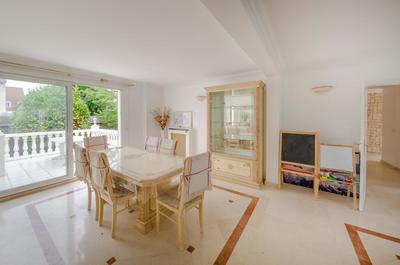 Maison - 300 m² - 16 pièces