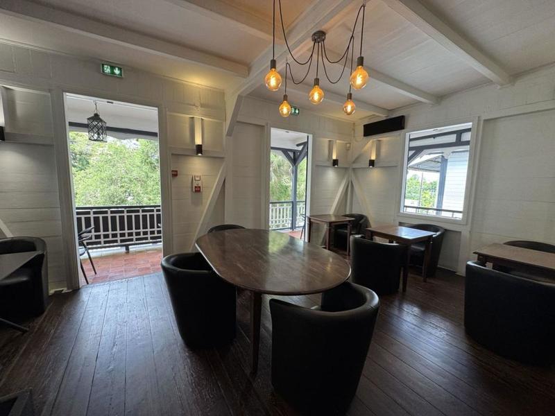 Local commercial - 467 m² - 12 pièces