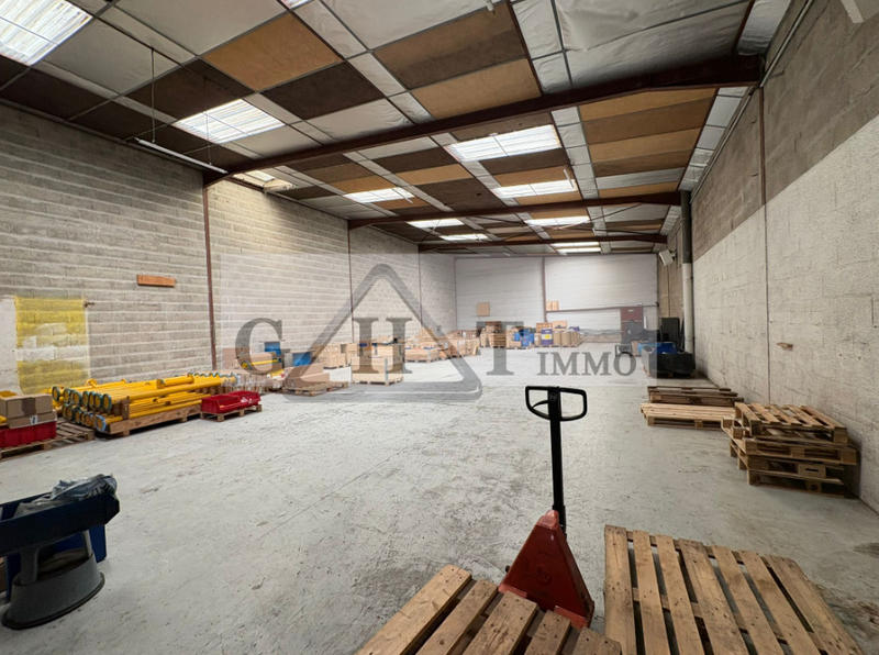 Entrepôt - 840 m²