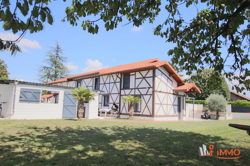 Maison - 220 m² - 9 pièces