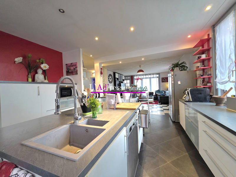 Maison - 221 m² - 10 pièces