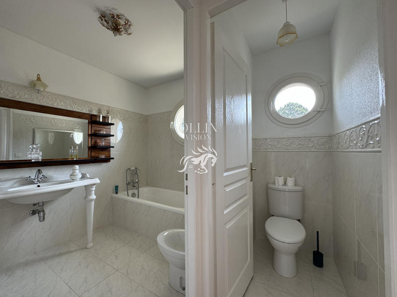 Villa - 208 m² - 9 pièces