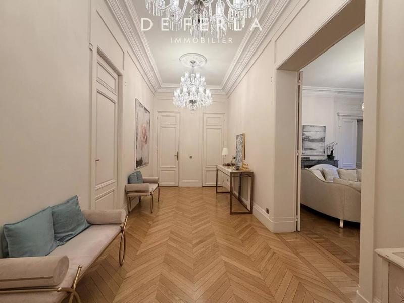 Appartement - 200 m² - 6 pièces